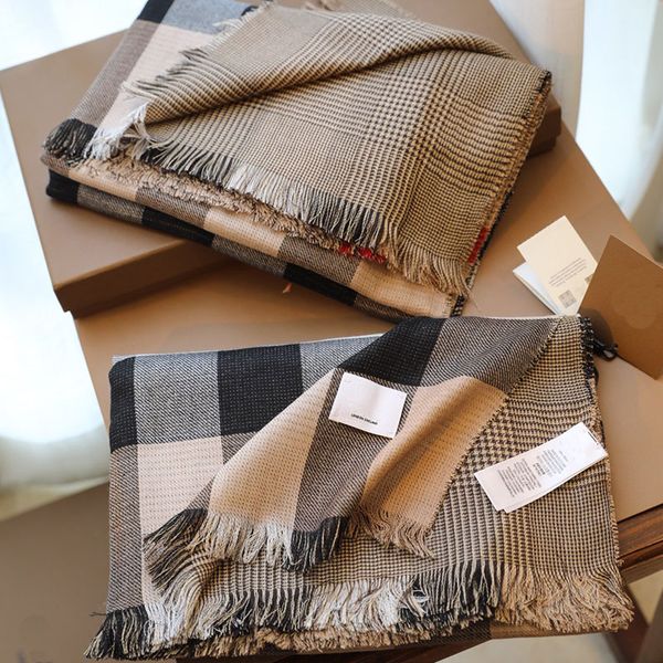 Uomo designer designer check cashmere sciarfascone bordo impreziosito da dettagli della nappe in Italia raffinata scialle leggera