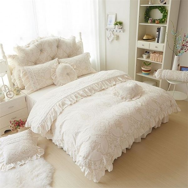 Conjuntos de roupas de cama 46pcs Princess Style Velvet Beddings conjuntos de roupas de cama de algodão queen skirtpillowcases de edredara de flor de flor de renda completa 221010