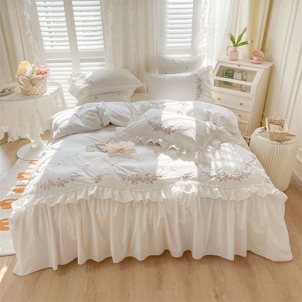 Set di biancheria da letto 100% cotone coreano principessa bianco set di biancheria da letto volant copriletto fiore ricamato copripiumino gonna letto federe tessili per la casa 221010