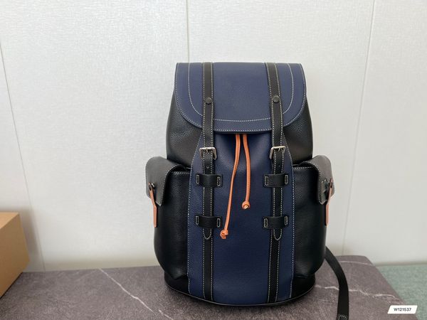 Il designer di zaini di alta qualità progetta lo stile di giunzione della borsa a tracolla