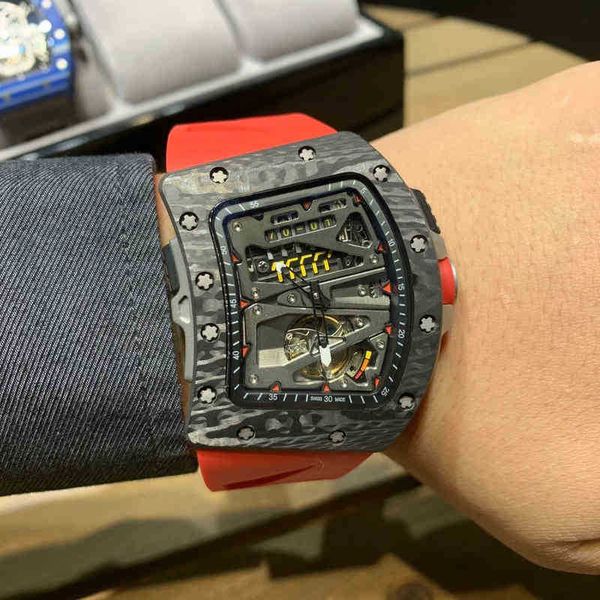 Orologio meccanico completamente automatico da uomo da corsa di Formula 1 in fibra di carbonio, scavato in un'atmosfera luminosa e alla moda