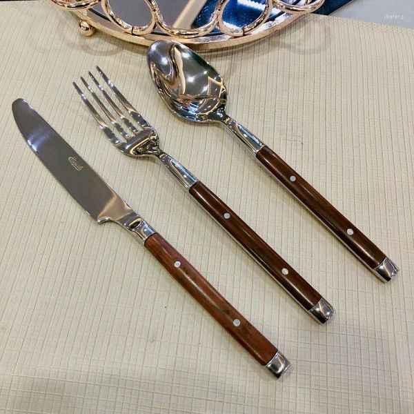 Set di stoviglie Coltello forchetta e cucchiaio in acciaio inossidabile Set di stoviglie occidentali Manico in legno con venature del legno Tavolo da pranzo Due chiodi Accessori da cucina