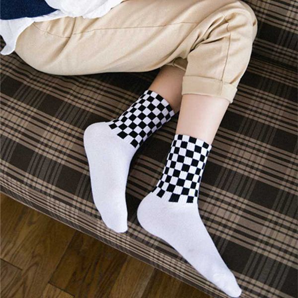 Мужские носки Черно-белые шахматные носки Корея Harajuku Street Wind Pattern Tube Пара Новинка в клетку Мужчины Унисекс Забавные T221011