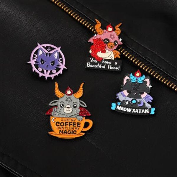 Bonito, mas também satanás, alfinetes esmaltados personalizados, broches de cabra, emblemas de lapela, citações engraçadas de animais, joias, presente para crianças, amigos gc1701