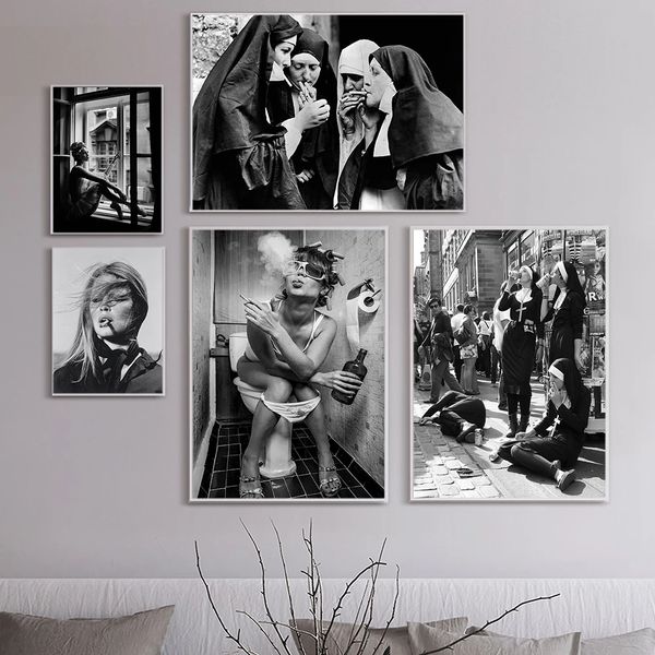 Quadro su tela Poster per feste Fotografia in bianco e nero Suore ribelli che bevono e fumano immagini da parete per la decorazione del soggiorno