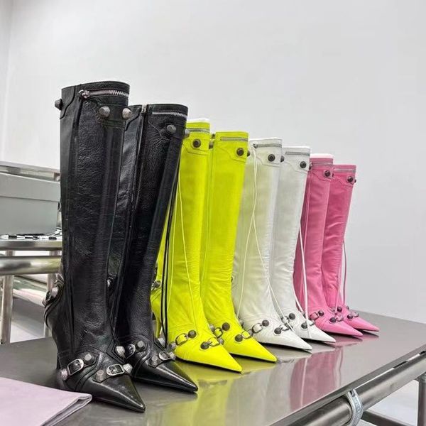 2023 Designer Mulheres Joelho-Alto Botas Moda Sexy Preto Branco Rosa Amarelo Verde Couro Botas Apontadas Stiletto Heel Side Zipper Rebite Pin Fivela Sapatos Grande Tamanho 35-42