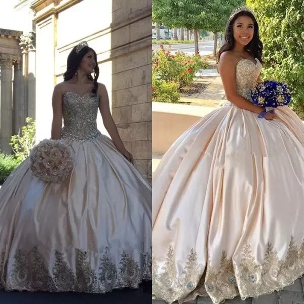 Ballkleid mit Perlen verziert Quinceanera-Kleider Kristall rückenfrei herzförmiger Satin ärmellose Party-Abschlussballkleider BC13119