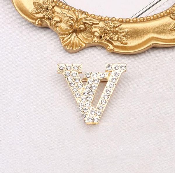 23ss 2-farbige Designer-Brosche mit V-Buchstaben, vergoldet, mit Kristall-Anzugnadel, kleiner süßer Wind-Schmuck_voghion.com