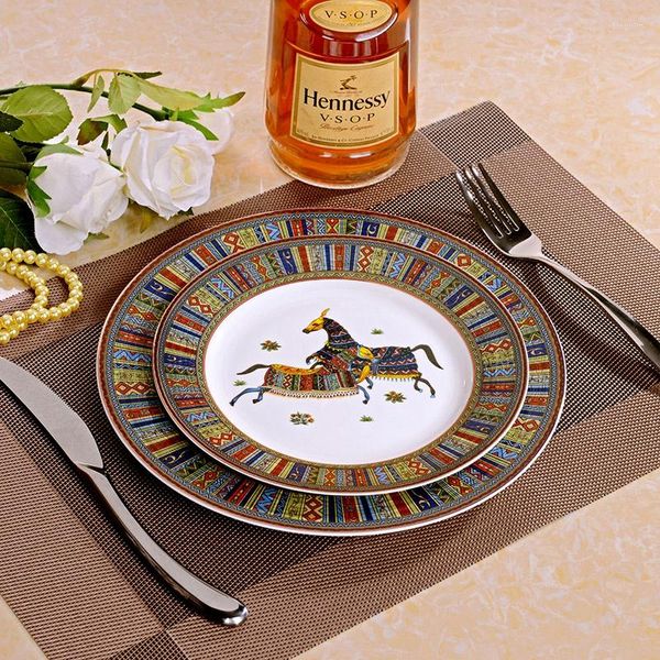 Placas Jantar de Cerâmica de Cavalo Europeu Conjunto de porcelana Gold Incluste Plate Salad Salada de Salada de Bolo de Tableware