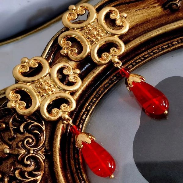 Lustre de candelabro de estilo chinês de moda retro moda metálica Red Glass Crystal Groatings Dangle Brincos para mulheres