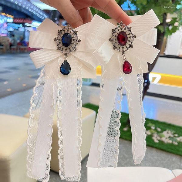 Broschen Koreanische Weiß Stoff Spitze Fliege Für Frauen Strass Kristall College Stil Weibliche Hemd Kragen Pins Modeschmuck