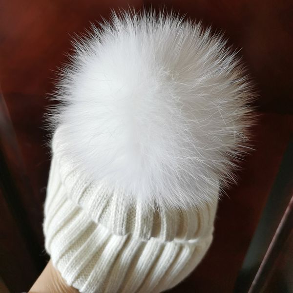 Patch Pompom Beanie Şapka/Kafatası Kapakları Beyaz Kadınlar Kış Sıcak Bobble Hats Kafatası Kapakları