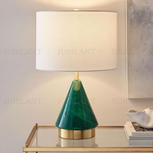 Lampade da tavolo Triangolo verde americano Lampada LED in vetro Lampada da comodino moderna Luce minimalista per soggiorno