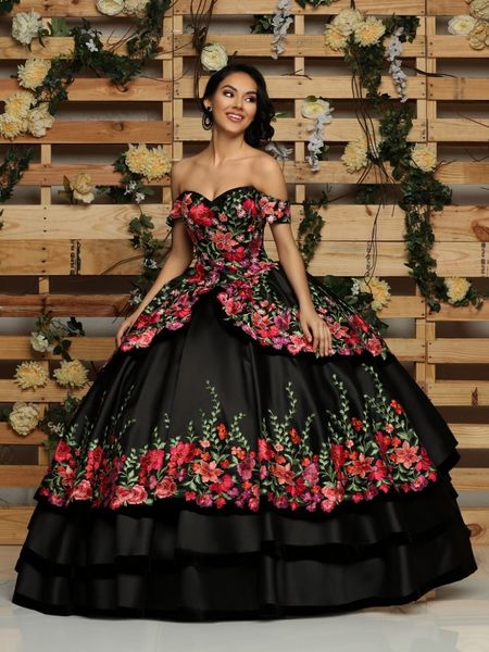 Vestidos de 15 anos 2023 vestidos pretos quinceanera com flores aplique de laço de ombro doce 16 xv vestido de baile branco