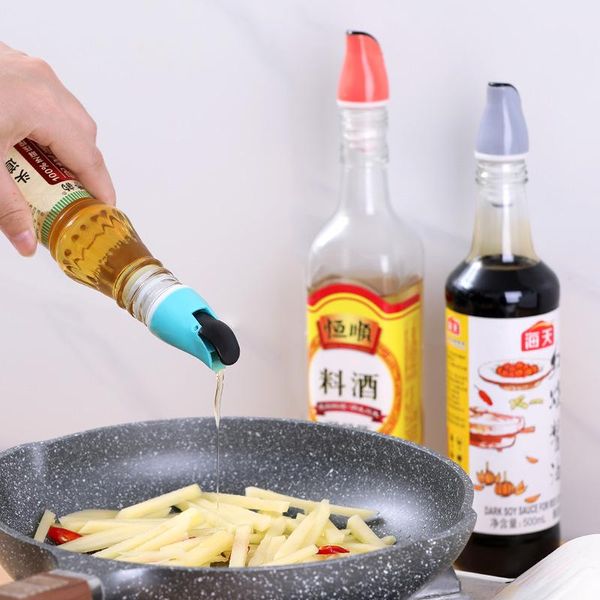 Guarnizioni per bottiglie di condimento da cucina bocca della bottiglia di olio sigillante controllabile coperchio rotante tappo per vino rosso a prova di perdite in silicone RRE15174