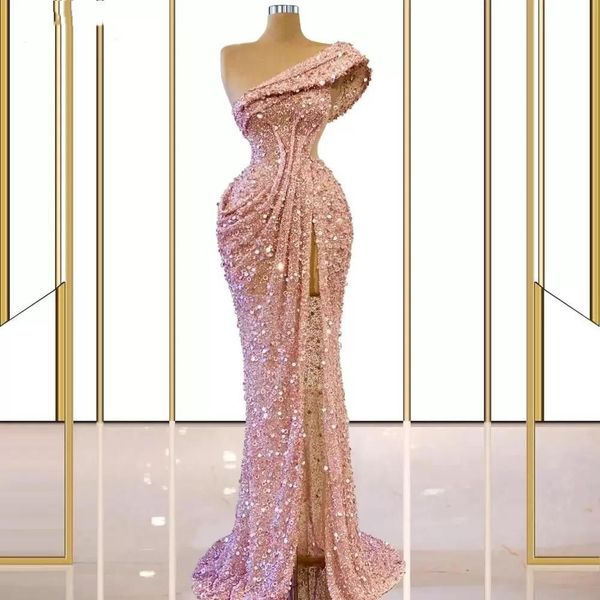 Abiti da ballo con paillettes rosa Sirena con una spalla Increspato Abiti da sera con spacco alto Abiti da celebrità Arabo Aso Ebi Occasioni formali Robe de Soiree