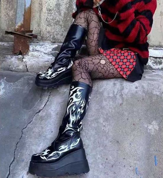 Дизайн бренда женские клинья высокие каблуки бедра высокие сапоги модные черные сапоги для сапог женские ботинки 2021 готическая косплейная обувь женщина Y0914