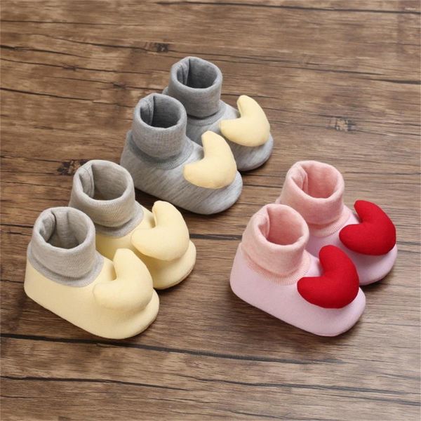 PRIMEIROS PORTUMANTES WILLING WINTER MUCCASIMS PARA BEBÊNIO MENINAS MENINAS SAPATOS ABOLOS DE CUMDERS SOLO SOLE QUENTE com decoração de coração infantil