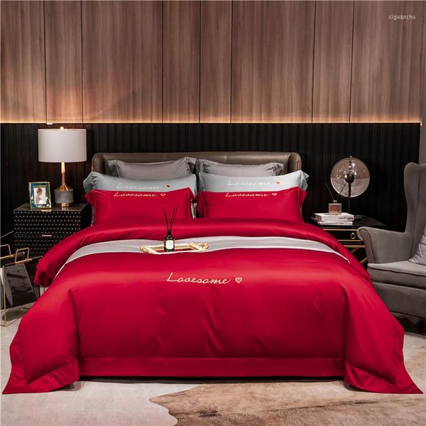 Defina a cama de roupas de cama de bordado moderno conjunto de luxo vermelho lençol plano tampa de edredão de cor sólida em casa El Wholesale