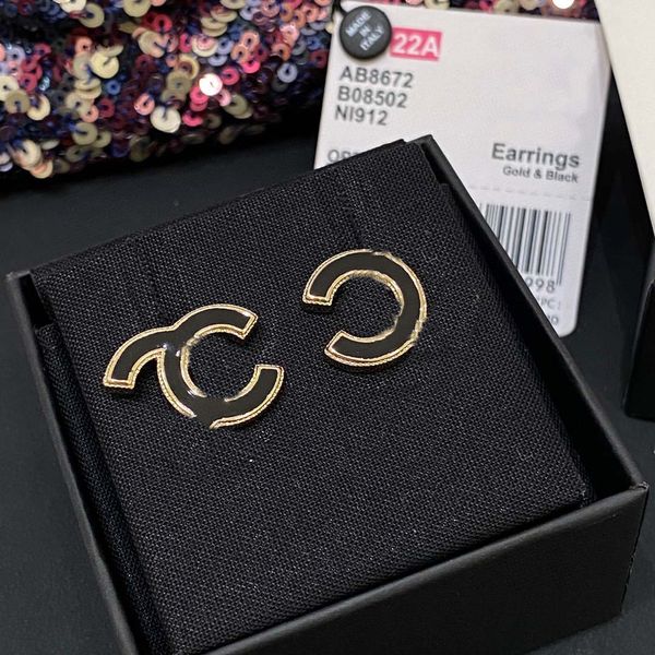 2022 Aretes de calidad de lujo con diseño de esmalte en color blanco y negro enchapado en oro de 18 k con sello de caja PS7365A