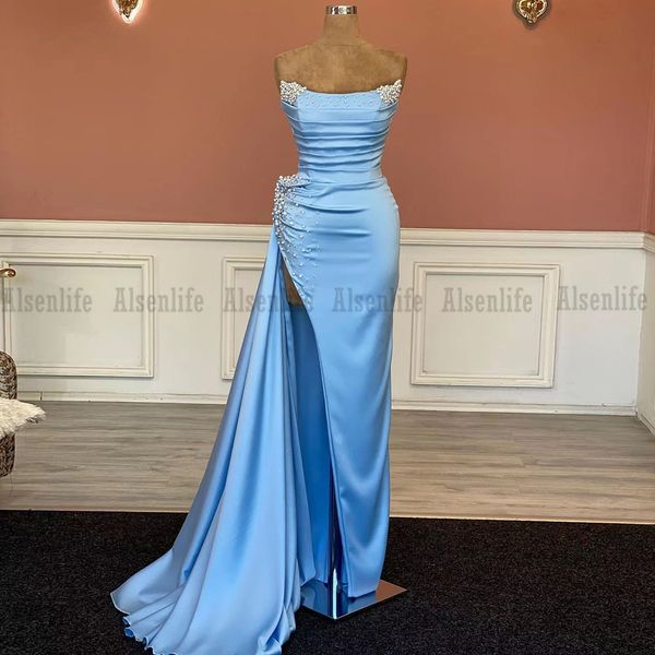 Vestido de baile azul claro sereia pérolas sem alças