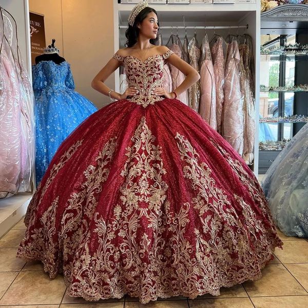 Vinho lantejoulas quinceanera vestidos 2023 brilho brilho vestidos de 15 anos fora do ombro apliques florais doce 16 vestidos de baile 322