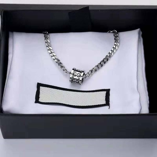 Top collana di design di lusso collane di fascino di moda per uomini e donne lettera vs ciondolo punk gioielli hip hop tabella di lunghezza unisex xnalara 40 ° regalo di compleanno