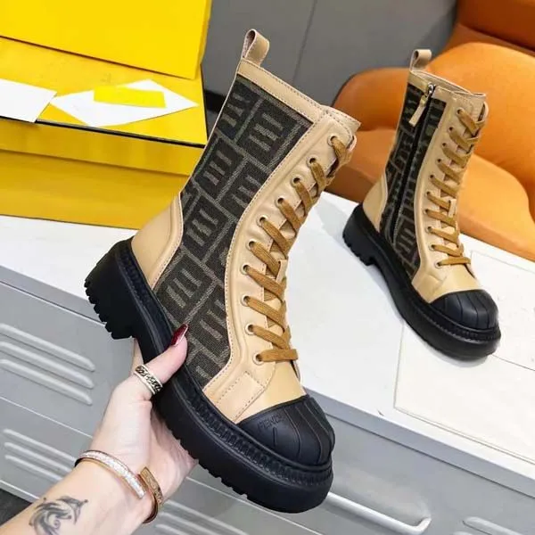 24ss Brown Domino Dantel Up Biker Biker Diz Uzunluk Platform Tasarımcı Kadın Botlar Orijinal Deri Tuval Ekleme Deniz Kabuğu Yuvarlak Kafa Martin Boot Platform Düz Topuk