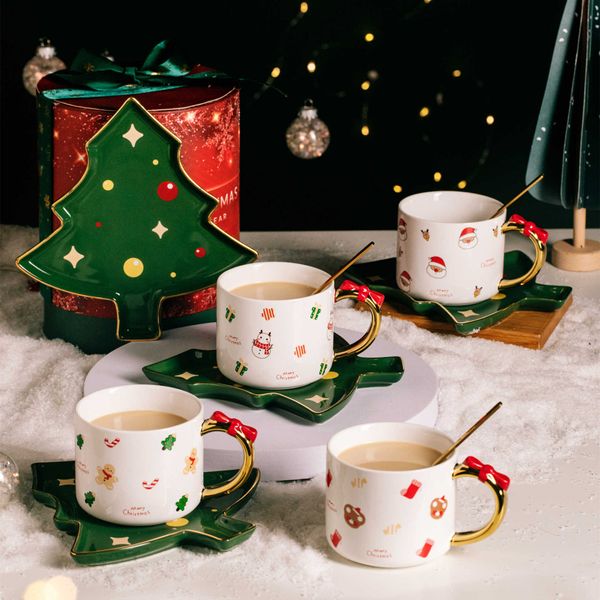 Tassen Personalisierte kreative Weihnachtskaffeetassen mit Baumgeschirr Löffel Handgefertigter Goldrand Keramik-Teetassen-Set Einzigartige Festivalgeschenke Y2210