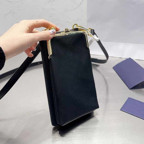 Custodia per smartphone in pelle Re-nylon e Saffiano Borsa da donna per uomo Designer Chiusura push-lock Custodie a triangolo in metallo smaltato indossate intorno al collo Borsa a tracolla Po 580