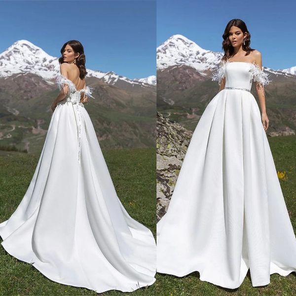 Schulterfreies Brautkleid mit Federn, A-Linie, mattes Satin, Garten-Brautkleid im schlichten Stil