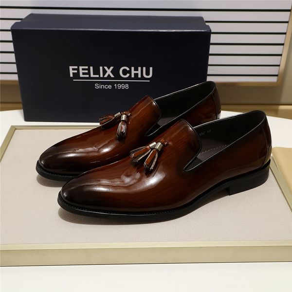2022 Patente Leather Slip On Men Tassel Loafer Luxury Alta qualidade calçados casuais para homens de festas marrons pretos masculinos Sapatos de casamento