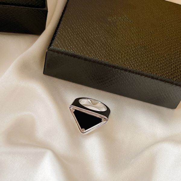 Кольца для женщин дизайнерские роскошные женщины кольцо с твердым цветом дизайна монограммы модная темпераментная универсальная украшения рождественский подарок повседневной секция очень приятно