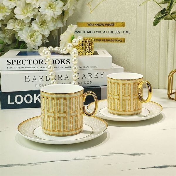 Luxus-Mosaik-Kaffeetassen- und Untertassen-Set im Tumbler-Stil mit goldener Händel-Keramik-Cappuccino-Nachmittagstee-Tasse, 2-teiliges Kaffeetassen-Set 221025