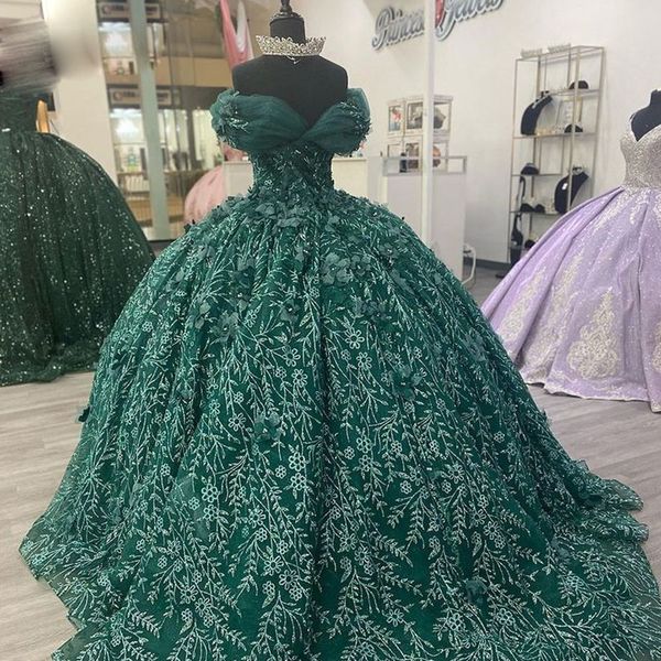 2023 Vestidos verde -verdes escuros Cristais de luxo Cors￡rio de mi￧angas de volta ao ombro Flores de ombro personalizado feito doce 16 princesa partido vestido de baile vestidos