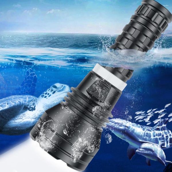 As lanternas tochas super brilhantes iPx8 impermeabiliza a água XHP70 LED Underwater Torch 1000lm Lâmpada profissional de lanterna de mergulho portátil