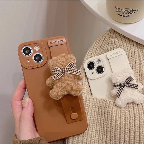 Fundas bonitas de dibujos animados en 3D, funda suave con soporte para correa de muñeca de oso para iPhone 14 13 12 Pro Max 11 MiNi X XR XS 7 8 Plus SE, funda de silicona