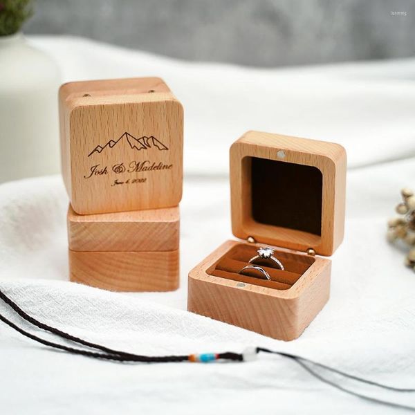 Вечеринка персонализированная гравированная деревянная коробка обручального кольца с названием и дата.