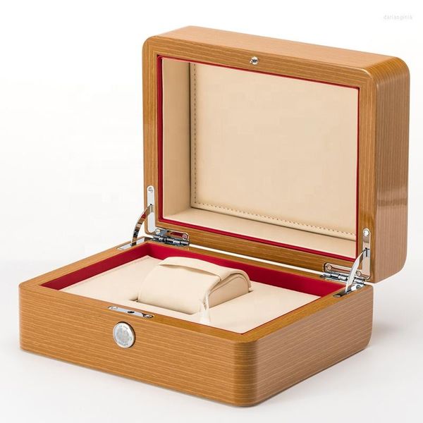 Uhrenboxen, quadratische Holzbox, Broschüre, Kartenanhänger und Papiere in englischer Sprache. Originale innere und äußere Herrenarmbanduhr