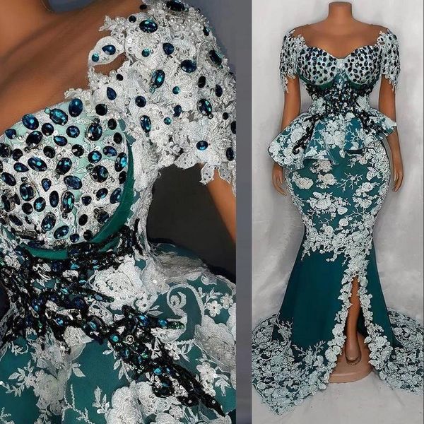 2023 Major Beading Mermaid Ballkleider Sheer Ausschnitt Abendkleid Schößchen Weiße Spitzenapplikationen 3D-Blumenblumen Kristallperlen Seitlich geteilte Kleider Lange Ärmel
