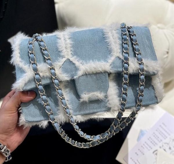 Denim Fluffy Nappa Flap Borse Womens Classic Pelliccia sintetica Argento Metallo Hardware Catena Spalla Crossbody Pluffy Purse Designer Borse di grande capacità 25 / 30CM