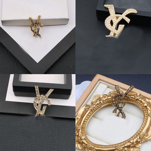 23ss 20estilo 18K Banhado A Ouro Letras Broches Pequeno Doce Vento Feminino Marca De Luxo Designer De Cristal Pérola Broche Pins Metal Jóias Acessórios