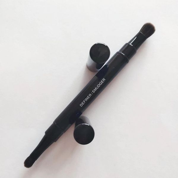 CC Retractable Dual Tip Eyeshadow Definer/Smudger Makeup Brush – Doppelseitiger tragbarer Reise-Lidschatten-Mischkosmetik-Werkzeuge ePacket