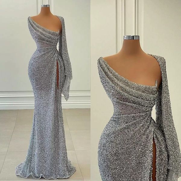 2023 Sparkly Silver Liginas Prom Vestidos de baile de altura Alta Divisão Uma manga de ombro personalizada vestido de noite, ocasião formal, use vestidos plus size