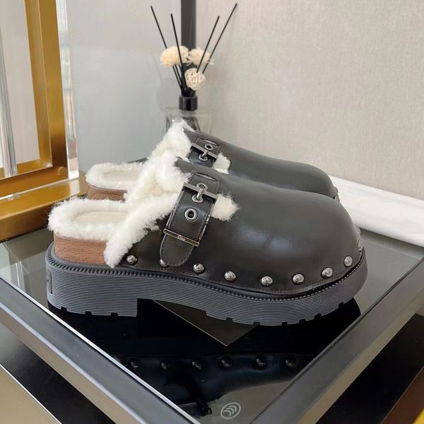 Pantofole rivettate Calde e confortevoli in inverno Pantofole Baotou decorative con fibbia per cintura in lana Scarpe casual da donna di design di lusso