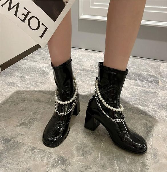 Botas femininas de cor sólida tornozelo dedo redondo pérola decoração de corrente de metal salto alto grosso preto branco deslizamento em botas elásticas 2022