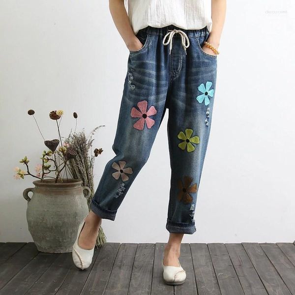 Jeans feminino Feminino 2022 O outono de verão feminino cintura Lace Up Loose Pattern Flowers Bordado Bordado Plus Size Nine Points Troushers