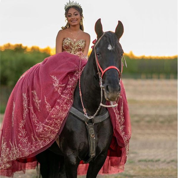 Borgonha Quinceanera Vestes Apliques de ouro Doces de festa do baile de formatura Vestidos de 15 Anos