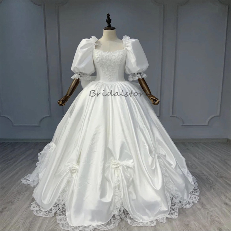 Robe de mariée médiévale victorienne avec manches courtes Princesse Blanc Renaissance Florals Country Robes de mariée Corset Dentelle Esthétique Robe de mariée élégante 2024