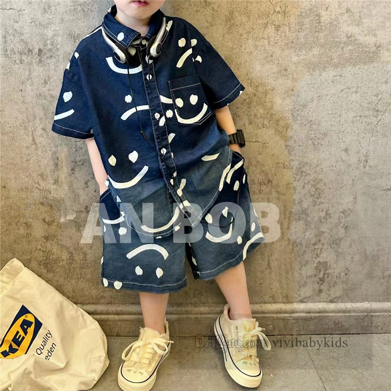 2024 Ragazzi estivi sorridente viso stampato denim vestiti set bambini bavero camicia a maniche corte con mezze pantaloncini 2 pezzi bambini morbidi abiti da cowboy Z6440